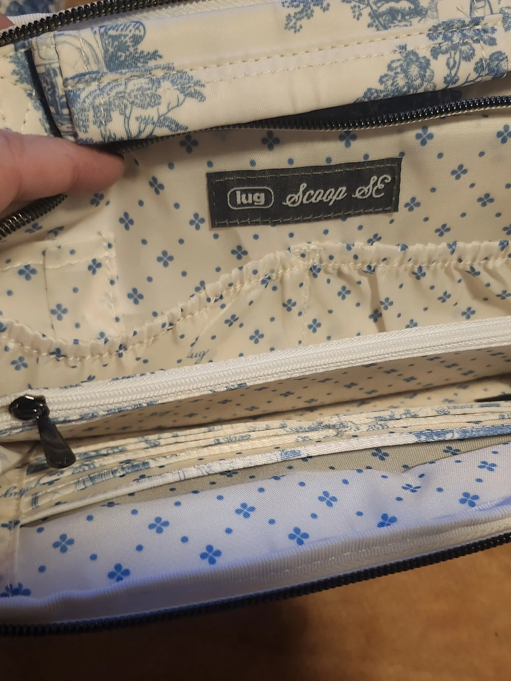 Lug Scoop SE Blue White Toile Quilted Crossbody Bag Multi Pocket Travel NWOT - Picture 6 of 14